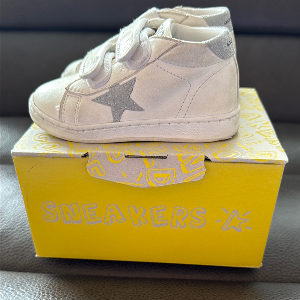 Golden Goose White and Gray Sneakers with Classic Design Kid 23